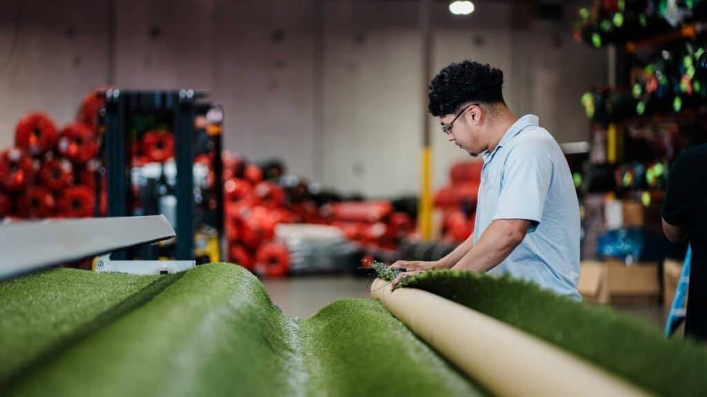 4.1. Realturf USA Warehouse Rolling Cutting Turf
